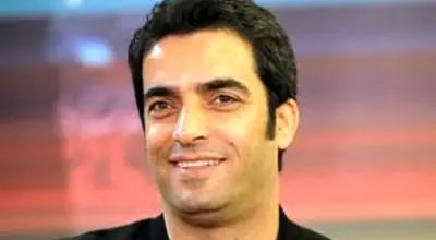 پرچم ایران در دست منوچهر هادی/عکس