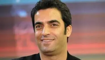 پرچم ایران در دست منوچهر هادی/عکس
