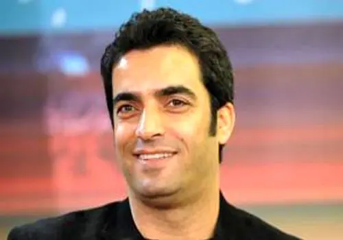 پرچم ایران در دست منوچهر هادی/عکس