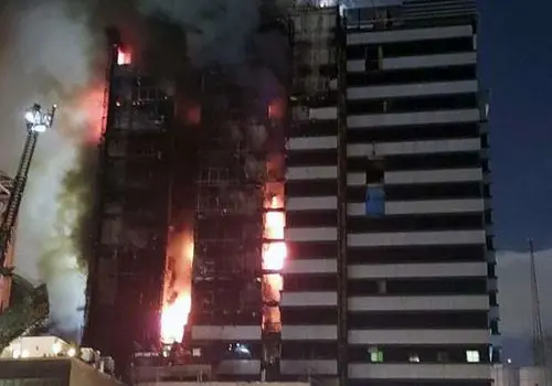آتش‌سوزی در ساختمان شهرداری هشتگرد بر اثر برخورد صاعقه+ فیلم