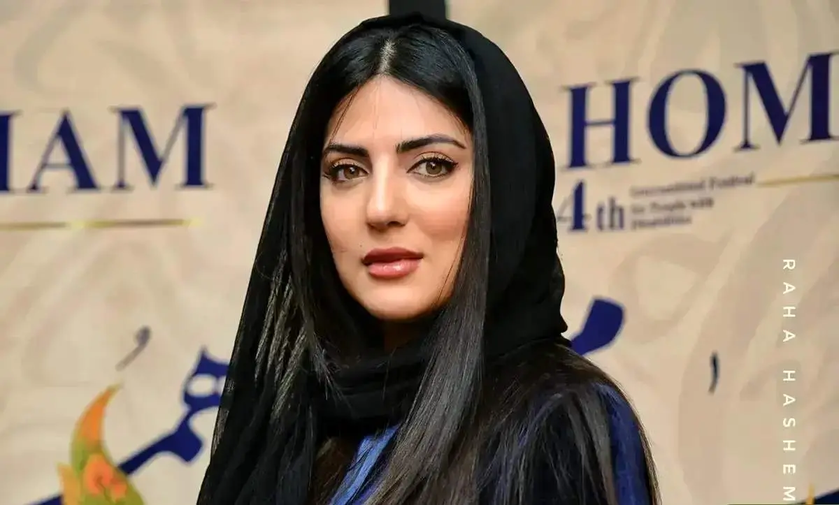 «هلیا امامی» با استایل شیک مخملی و رنگ سورمهای در اختتامیه جشنواره همام+عکس