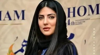  «هلیا امامی» با استایل شیک مخملی و رنگ سورمه‌ای در اختتامیه جشنواره همام+عکس
