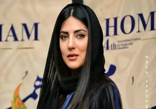  «هلیا امامی» با استایل شیک مخملی و رنگ سورمه‌ای در اختتامیه جشنواره همام+عکس
