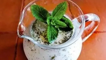 چگونه نعناع خشک را به طور یکنواخت در دوغ حل کنیم؟