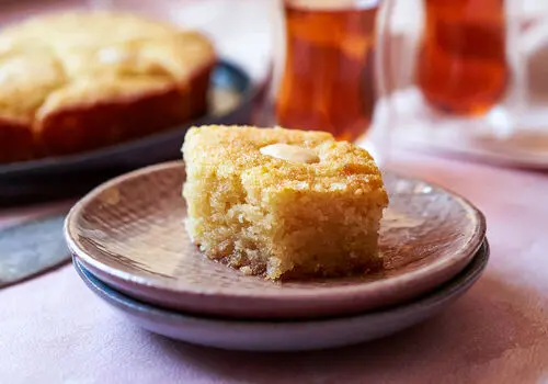 طرز تهیه کیک شنی خانگی با روکش شیرعسلی و نارگیل