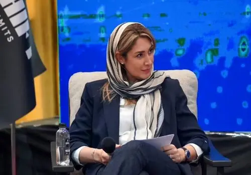 ظاهری متفاوت از چند روحانی در مراسم تشیع پیکر یک شهید/عکس
