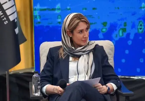 ظاهری متفاوت از چند روحانی در مراسم تشیع پیکر یک شهید/عکس