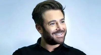 محمدرضا گلزار در کافه؛ جذابیت سوپراستار در یک قاب متفاوت!