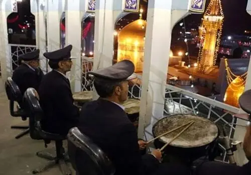  نقاره‌زنی صبح عید فطر در حرم رضوی+ فیلم