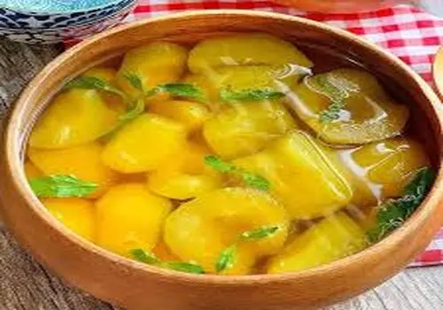 بستنی خوردن کودک انگلیسی روی یک مین دریایی در سال ۱۹۴٠