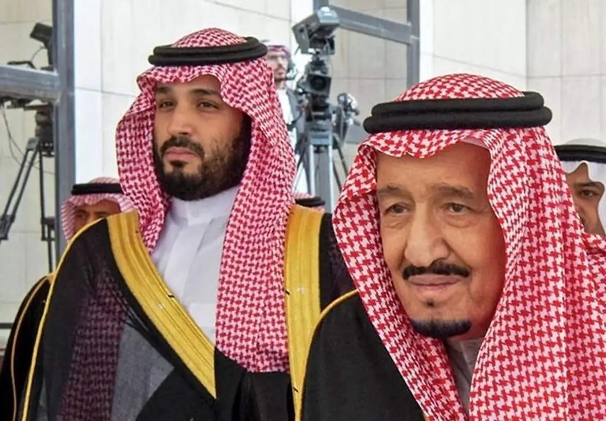 عکس/ «محمد بن سلمان» ۱ ساله در آغوش «ملک سلمان» ۵۱ ساله؛ سال ۱۳۶۵