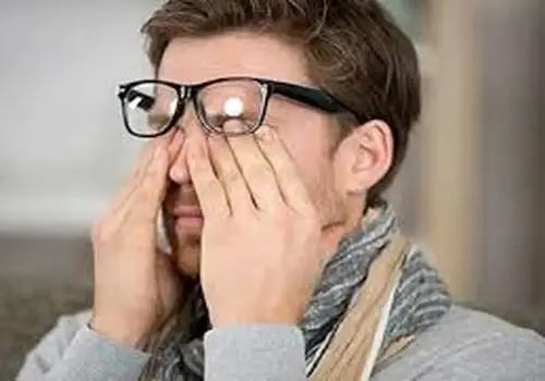 مراقب باشید| مالش چشم ها بسیار مشکل آفرین است!