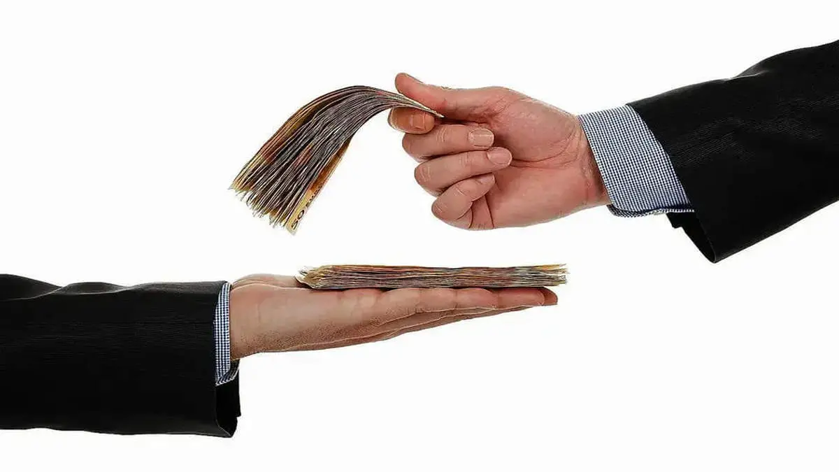 پای معاون نظارت بانک مرکزی هم به ماجرای وامهای نجومی باز شد!+ عکس