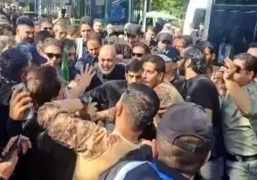 نحوه خروج فرمانده سپاه از محدوده مصلی پربازدید شد/ویدیو 