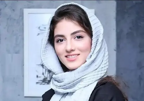 ژست متفاوت بازیگر آقازاده وسط ریل قطار!