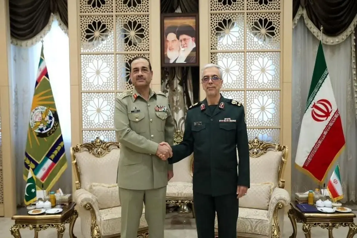 دیدار فرمانده ارتش پاکستان با سرلشکر باقری + عکس