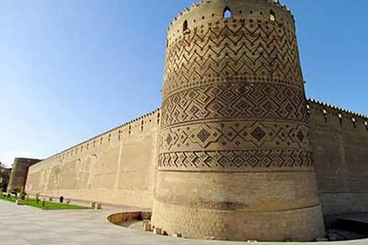 دیوار ارگ کریمخان بازیچه دست پارکورکار جوان شد+ فیلم