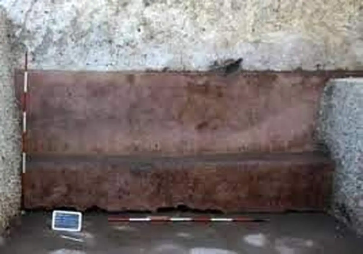 کشف نیمکت باستانی در مقابل خانه ۲ هزار ساله+ عکس