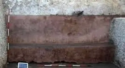 کشف نیمکت باستانی در مقابل خانه ۲ هزار ساله+ عکس