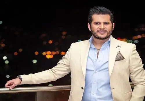 عکس غم‌انگیز سیاوش خیرابی بر مزار پدرش