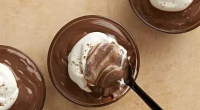 عصرونه امروز: فرنی کاکائویی؛ دسری دلچسب و مقوی با روش تهیه آسان