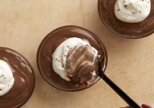 عصرونه امروز: فرنی کاکائویی؛ دسری دلچسب و مقوی با روش تهیه آسان