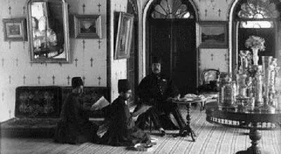 سه‌چرخه سواری ناصرالدین شاه در حیاط کاخ گلستان+ عکس