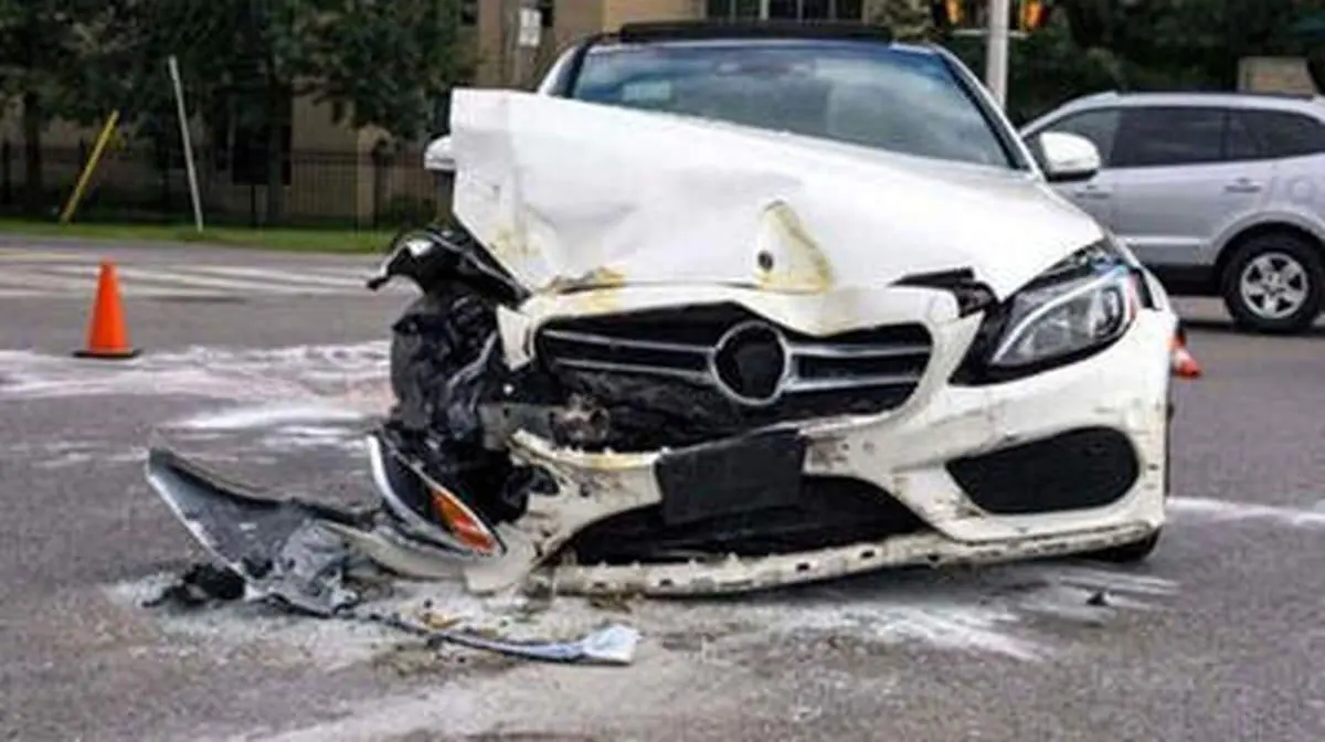 وحشت وسط اتوبان در پی حرکت جنون‌آمیز راننده مرسدس بنز در هوای بارانی +فیلم