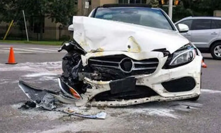 وحشت وسط اتوبان در پی حرکت جنون‌آمیز راننده مرسدس بنز در هوای بارانی +فیلم