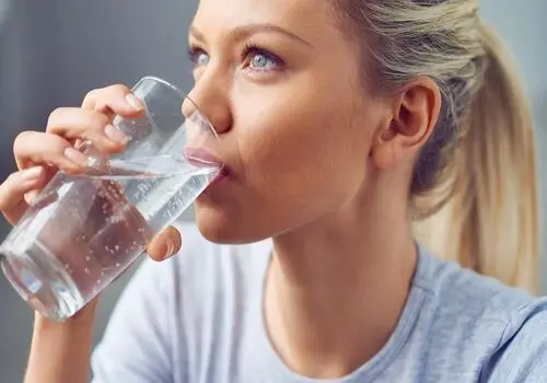 از فواید و مضرات چای و قهوه چه می‌دانیم؟