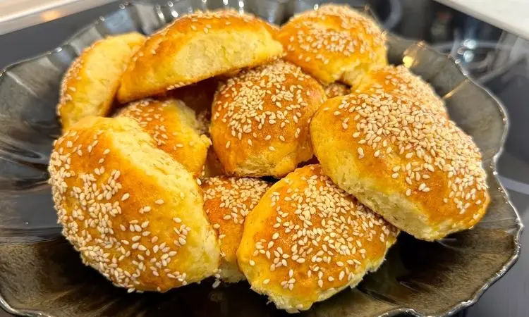 طرز تهیه لذیذترین کوکی های کنجدی با پنیر + فیلم / متفاوت ترین دستور پخت کوکی های کنجدی فقط در ۱۸ دقیقه