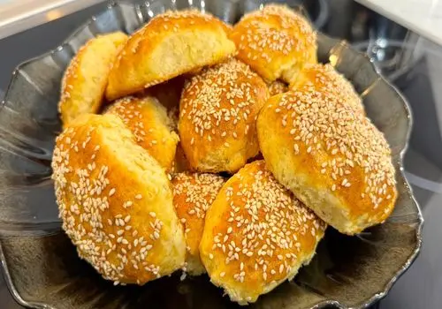 طرز تهیه لذیذترین کوکی های کنجدی با پنیر + فیلم / متفاوت ترین دستور پخت کوکی های کنجدی فقط در ۱۸ دقیقه