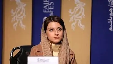 تیپ هالیوودی خانم بازیگرِ زخم کاری کنار برج ایفل