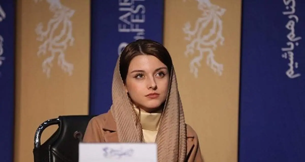 تیپ هالیوودی خانم بازیگرِ زخم کاری کنار برج ایفل