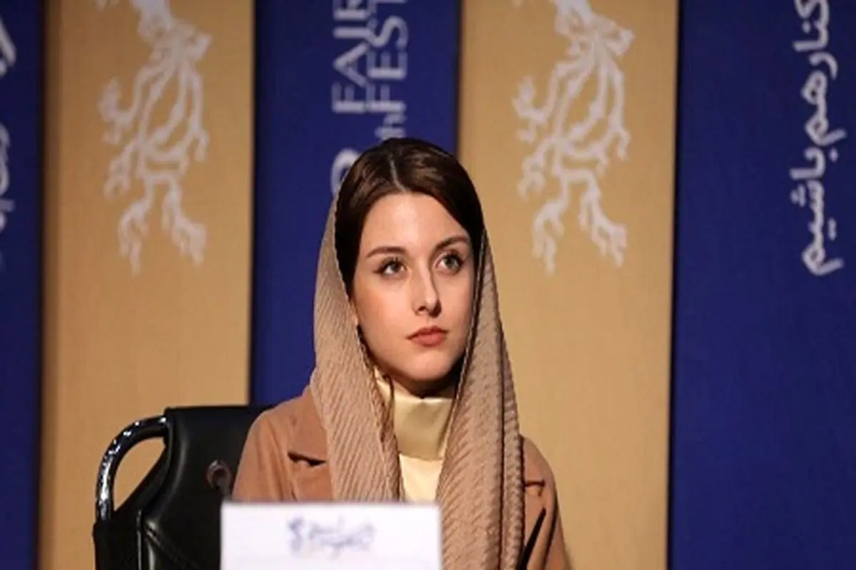 تیپ هالیوودی خانم بازیگرِ زخم کاری کنار برج ایفل