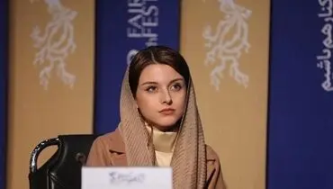 تیپ هالیوودی خانم بازیگرِ زخم کاری کنار برج ایفل
