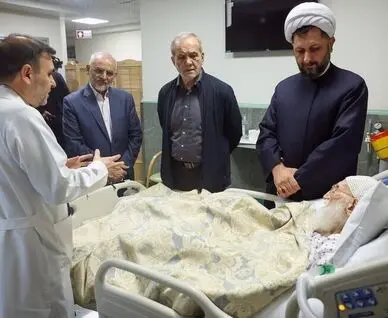 پزشکیان از آیت‌الله نوری همدانی عیادت کرد 
