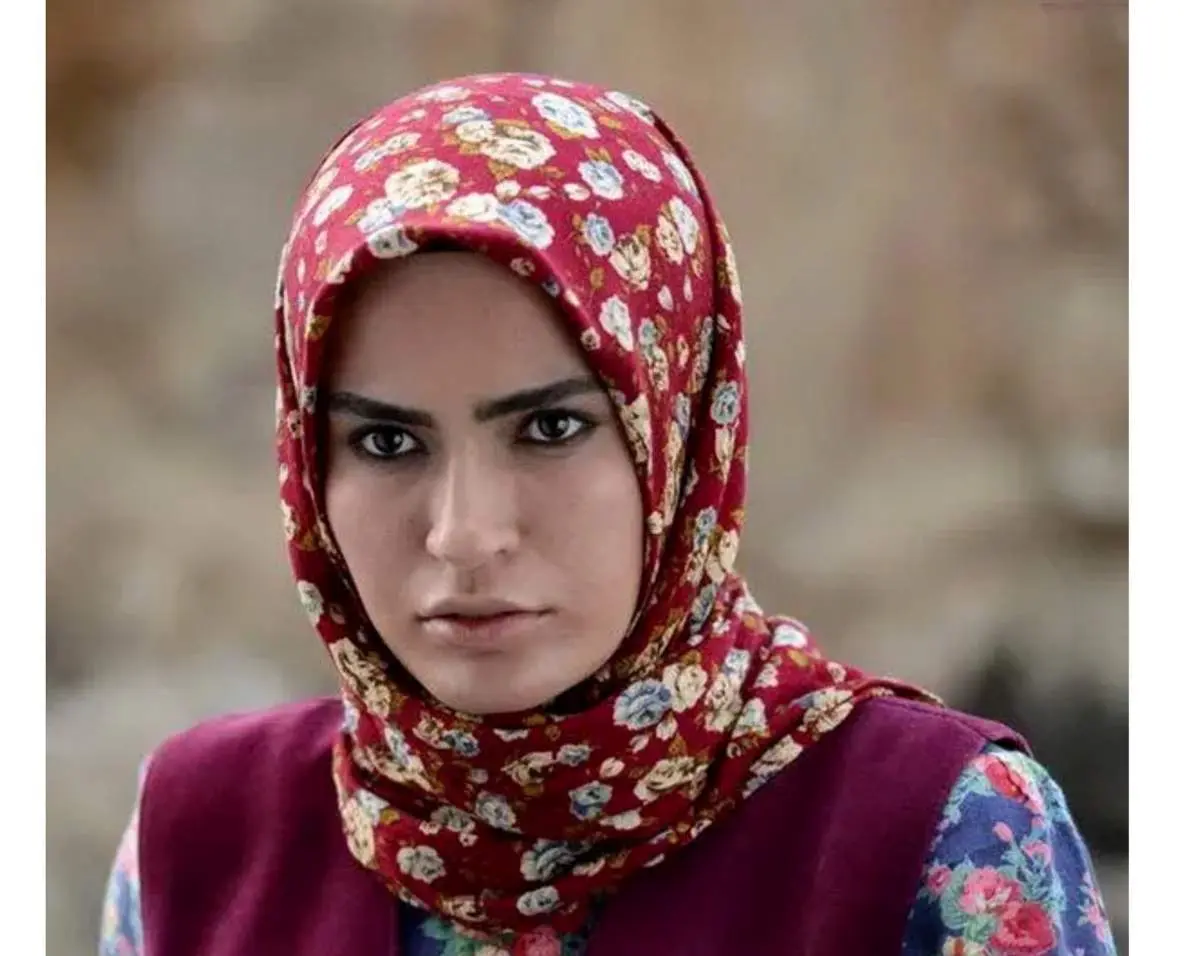 دنیا سریال گذر از رنج‌ها در حال گشت و گذار در انگلیس