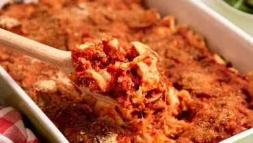 کاسرول مرغ و پنیر؛ طعمی که همه را دور میز جمع می‌کند
