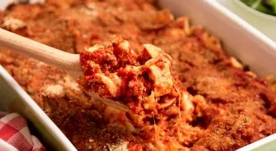 کاسرول مرغ و پنیر؛ طعمی که همه را دور میز جمع می‌کند