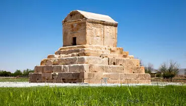 عکس زیرخاکی از مقبره کوروش بزرگ در زمان قاجار
