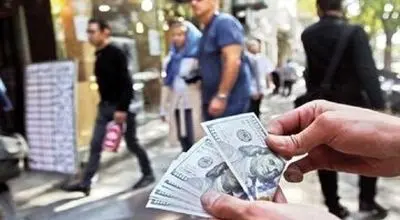دلار ۵ هزار تومان ارزان شد/ موج کاهشی قیمت دلار تا چه سطحی ادامه دارد؟