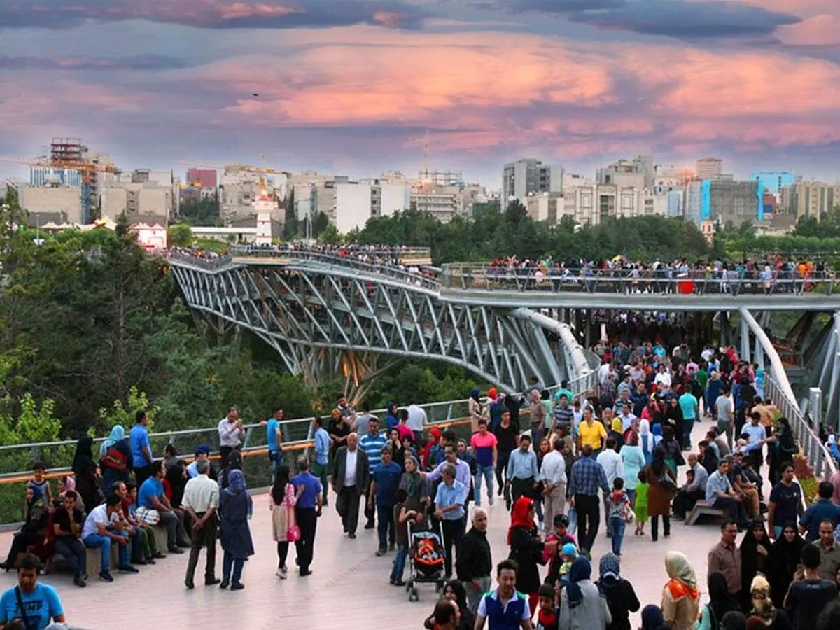 پل طبیعت به رنگ پرچم ایران درآمد+ عکس