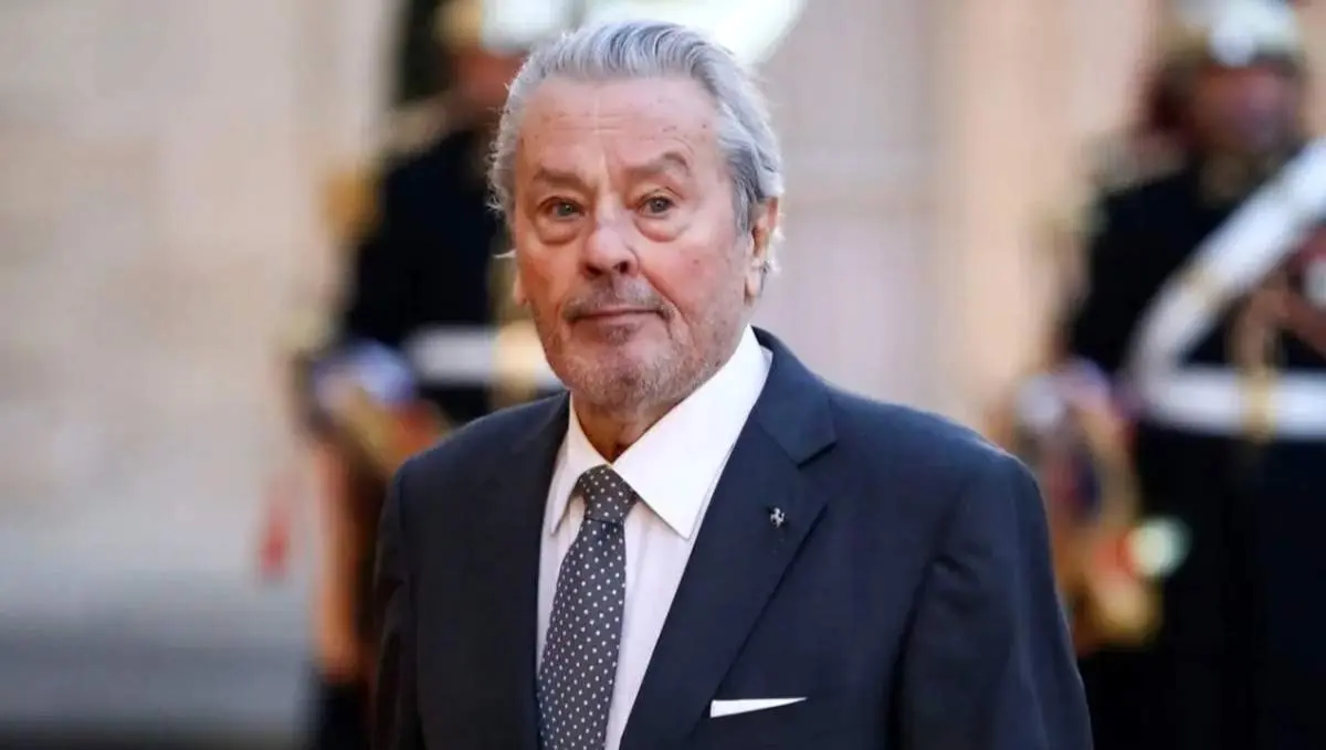 «آلن دلون» در کنار ماشین اش در جنگل ونسن؛ سال 1337