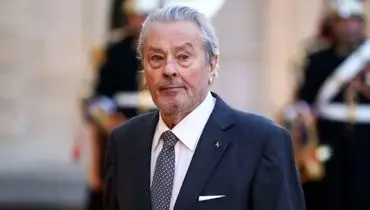 «آلن دلون» در کنار ماشین اش در جنگل ونسن؛ سال 1337