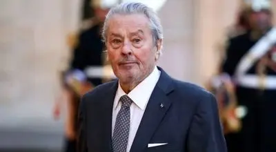 «آلن دلون» در کنار ماشین اش در جنگل ونسن؛ سال 1337