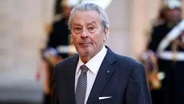 «آلن دلون» در کنار ماشین اش در جنگل ونسن؛ سال 1337