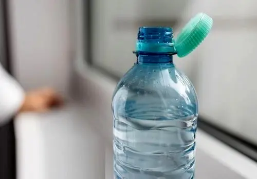 نوشیدن آب یخ پس از غذا خوردن را ترک کنید
