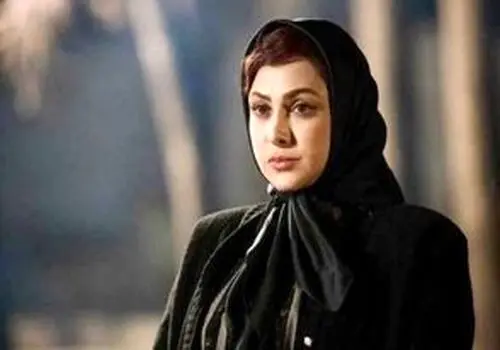 ژست و استایل هنری آزاده صمدی در یک آرت گالری