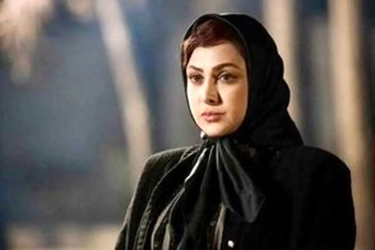 ژست و استایل هنری آزاده صمدی در یک آرت گالری